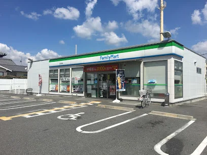 ファミリーマート 高田市場店まで800m