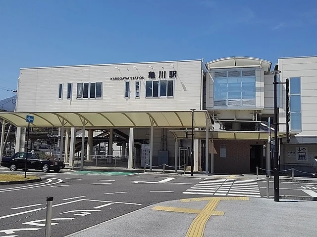 ＪＲ亀川駅まで1500m