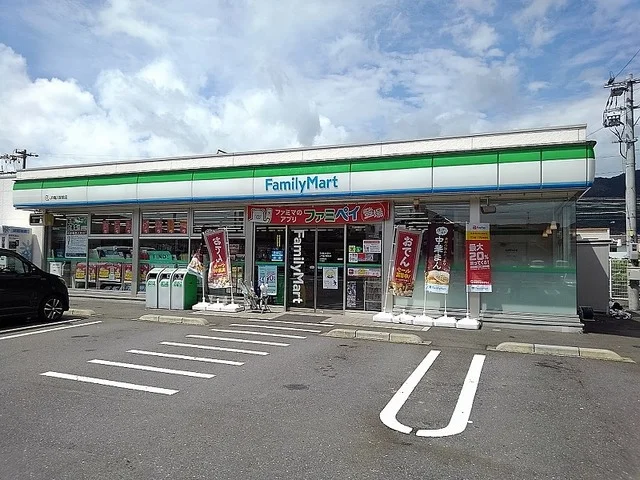 ファミリーマートまで1300m