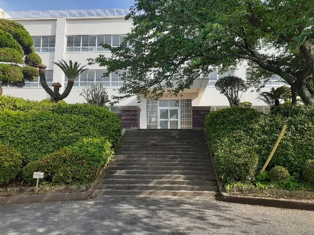 真津山小学校まで1000m