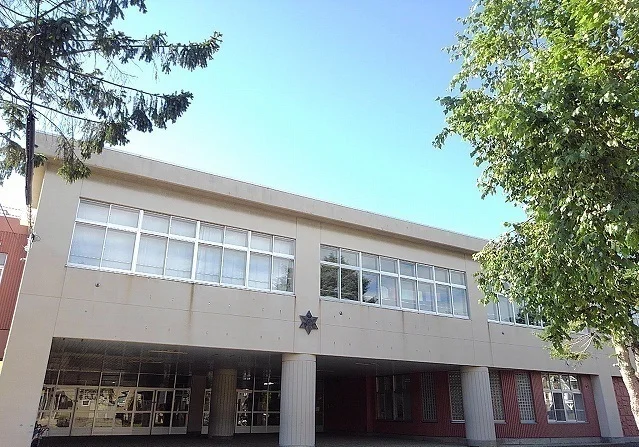 前田中央小学校まで1300m