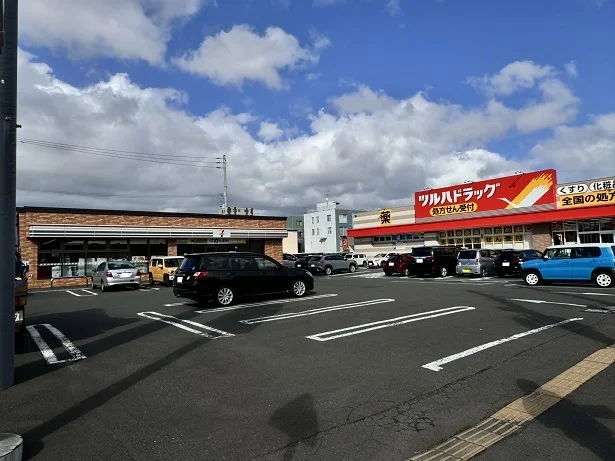 ツルハドラッグ北18条東店まで350m