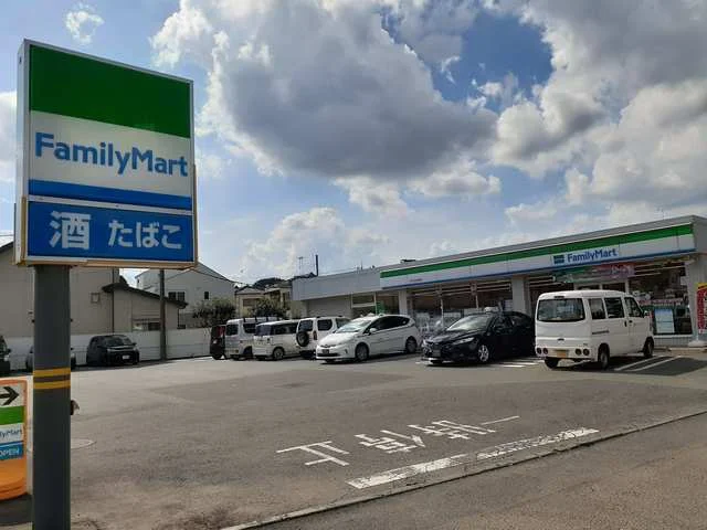 ファミリーマートまで270m