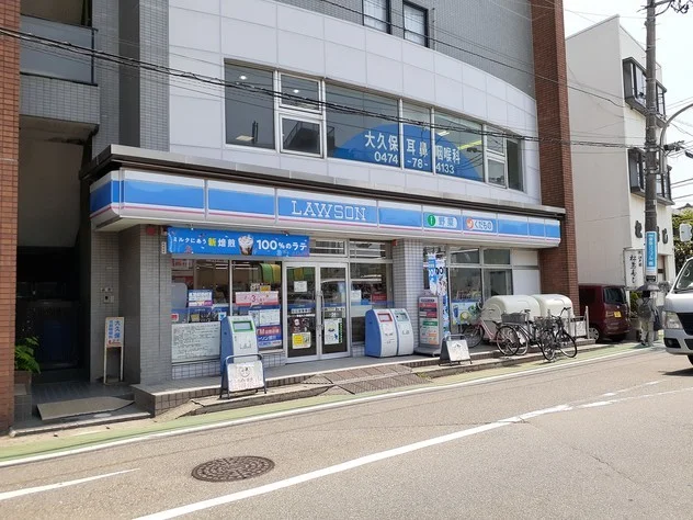 ローソン京成大久保駅前店まで700m