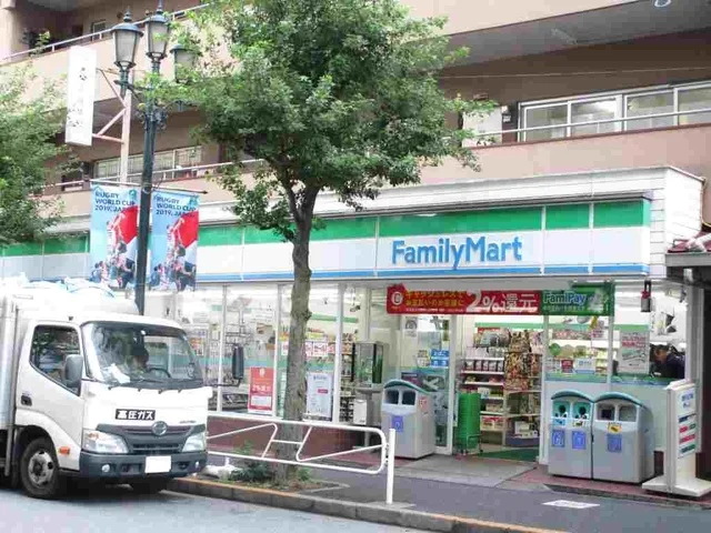 ファミリーマートまで180m