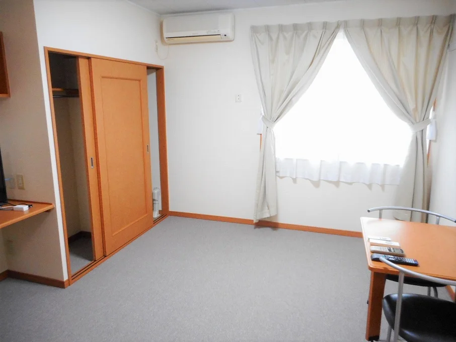 カーテンやテーブルも備え付けです