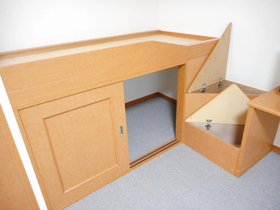 ベッド下、階段下は大容量収納！