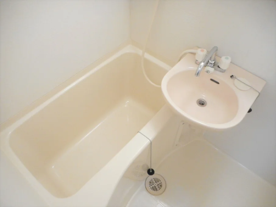 洗面台とユニット式のお風呂です