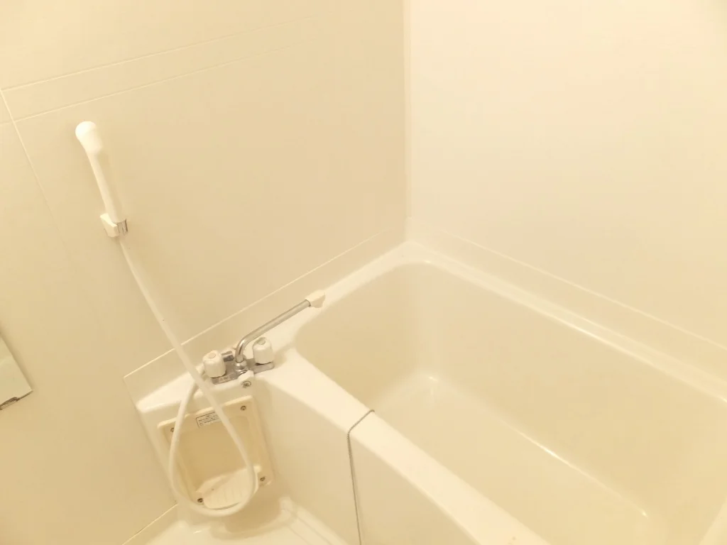 白を基調とした清潔感のある浴室です。