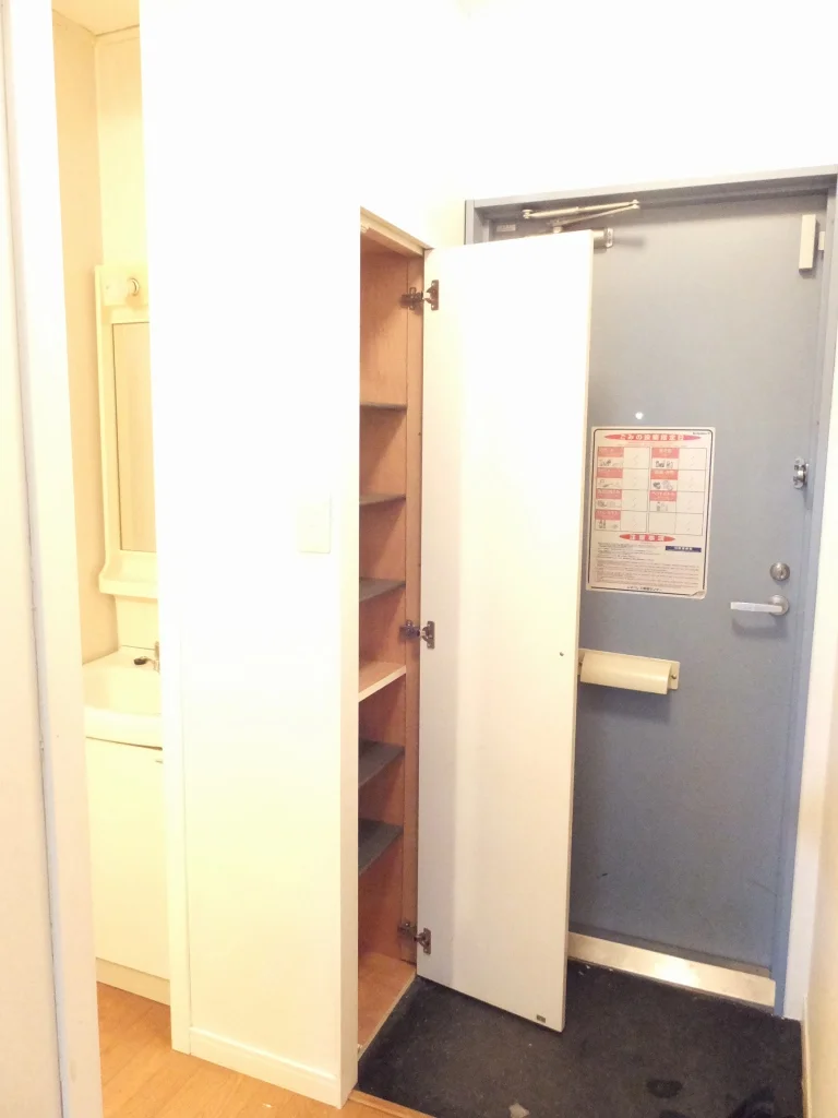 玄関脇の靴箱は段差を自由に変更できます。