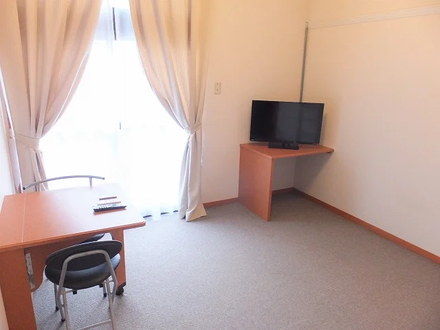 カーテンやテーブル、テレビも備え付けです