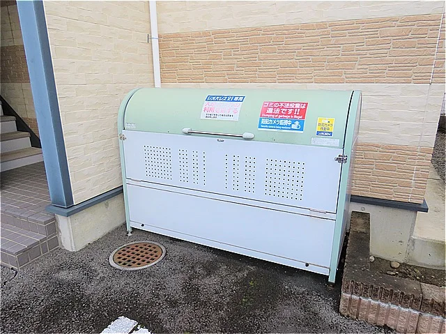 敷地内にゴミ庫が設置されておりゴミ捨てに便利です