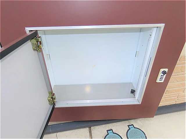 玄関扉に宅配ボックスあり