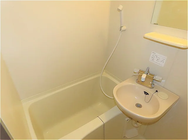 洗面台とユニット式のお風呂です