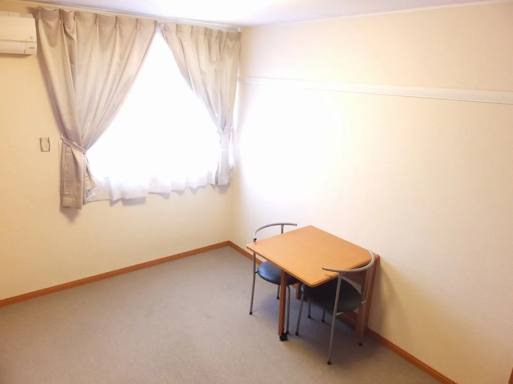 備え付きのテーブルは折りたたむことが可能です。