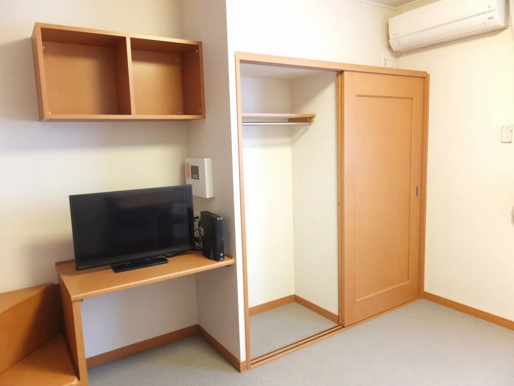 ポール付きのクローゼットなら大切なお洋服もシワになりません。