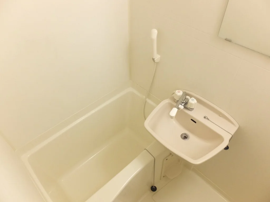 白を基調としたシンプルな浴室です。