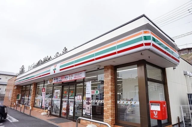 セブンイレブン鷹乃杜４丁目店まで200m