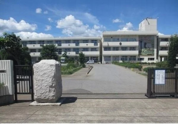 八街市立実住小学校まで600m