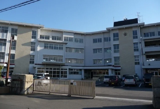 焼津西小学校まで1200m