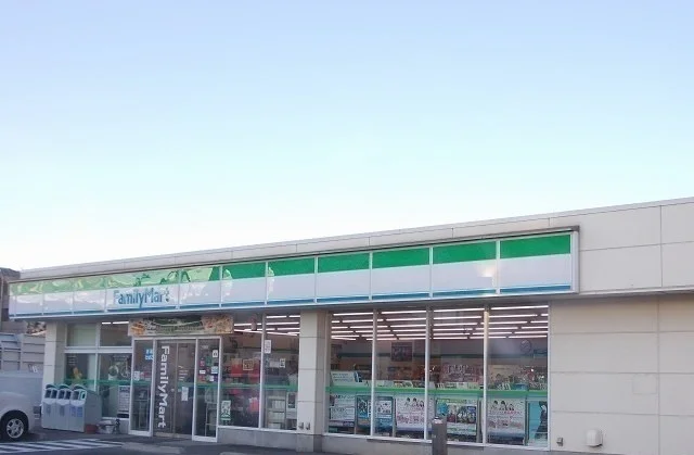 ファミリマート伊豆の国四日町店まで300m