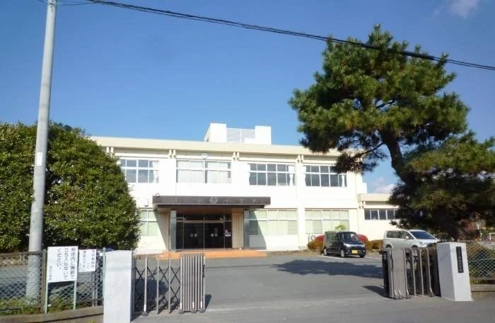伊豆の国市立韮山小学校まで750m