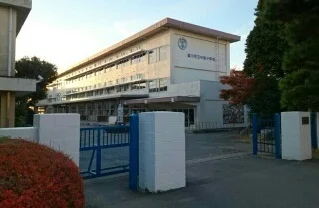 中部小学校まで890m