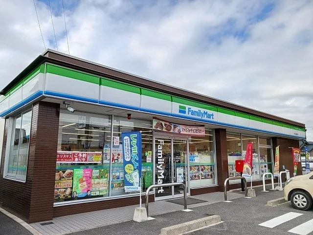 ファミリーマート阿久比植大店まで600m