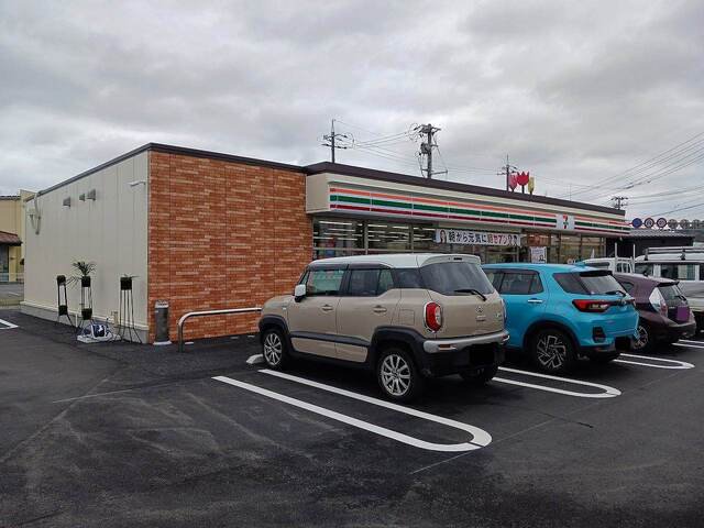 セブン-イレブン 倉吉伊木店まで600m