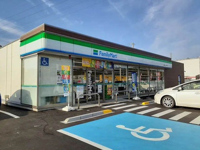 ファミリーマートインター西店様まで500m