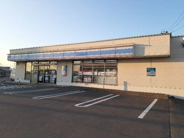ローソン船見町店まで180m