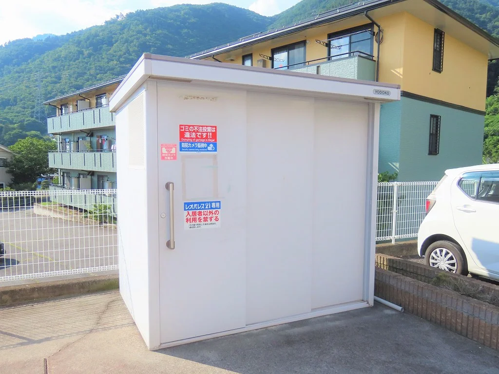 敷地内にゴミ庫が設置されておりゴミ捨てに便利です