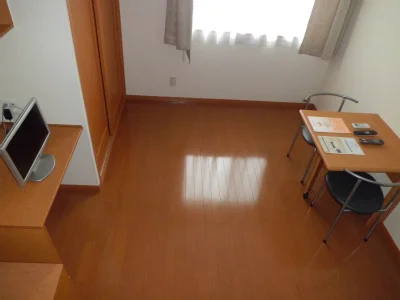 ベッド上から見た室内。