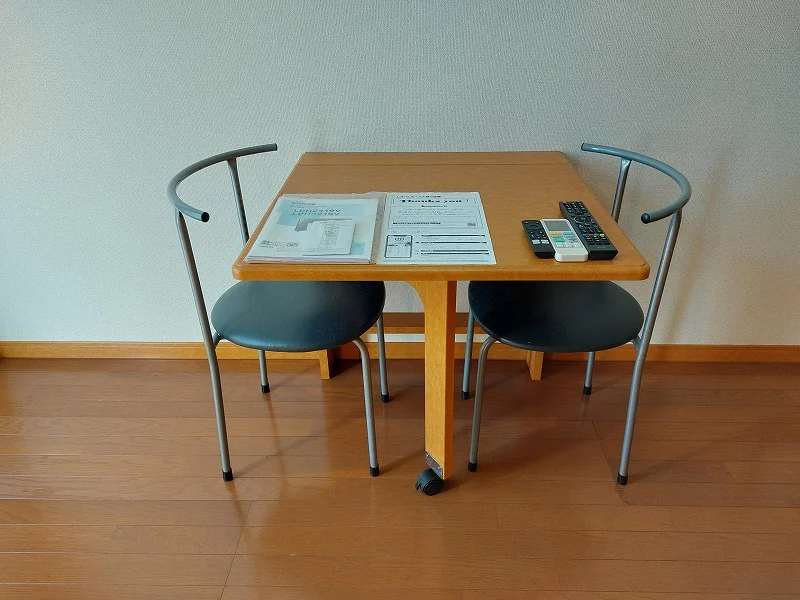 机・椅子２脚付き