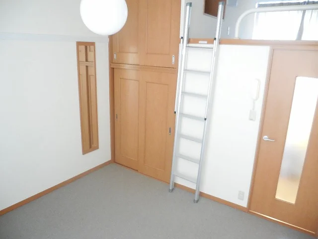 2階はカーペットの床面になっています。