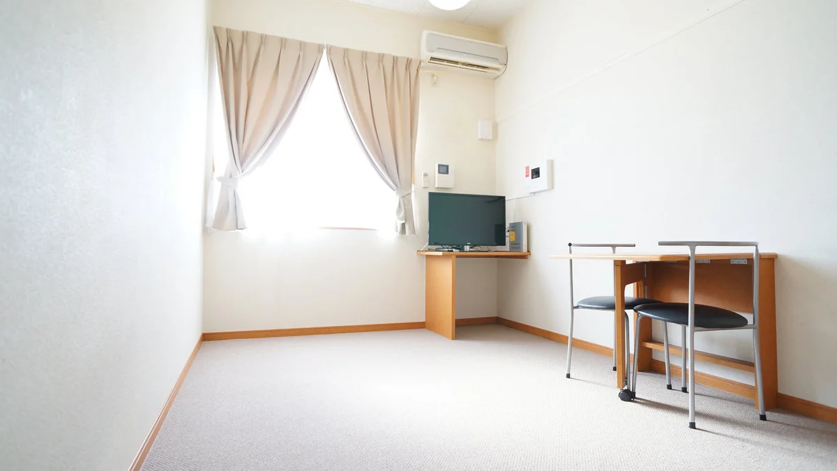 白を基調とした清潔感のある洋室