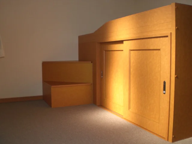 備え付けベットの下は収納スペース！