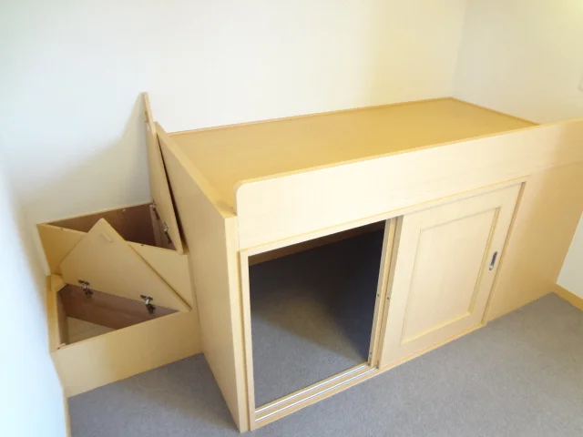 ベッド下・階段下が収納になっています