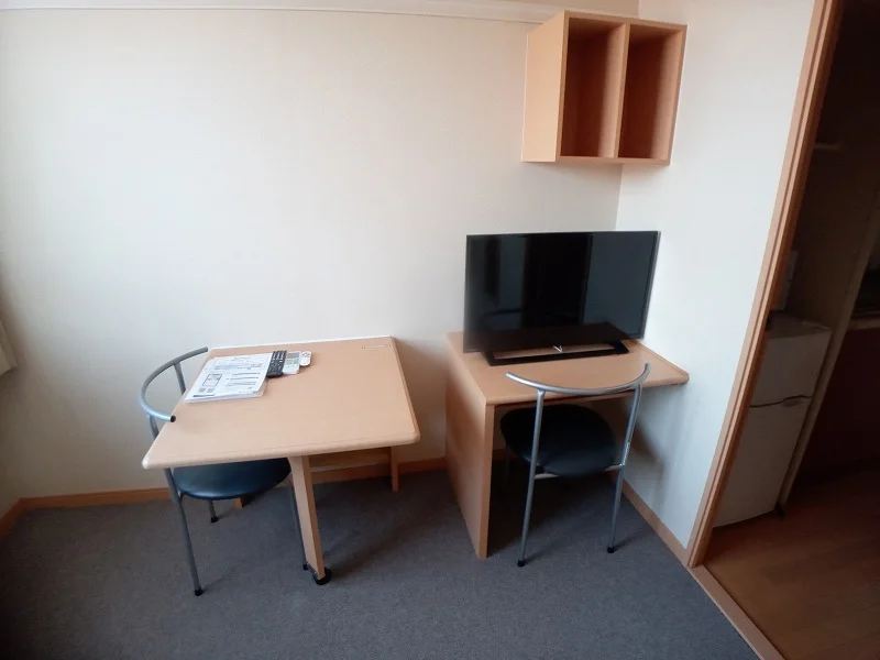 テレビ、テーブル、いす