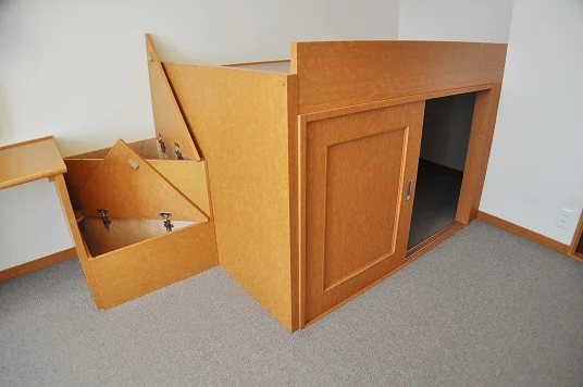 上部はベッド、下部と階段は収納スペース