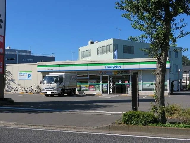 ファミリーマートまで1100m