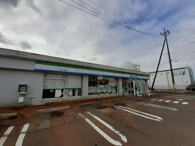 ファミリーマート新津山谷南店まで307m