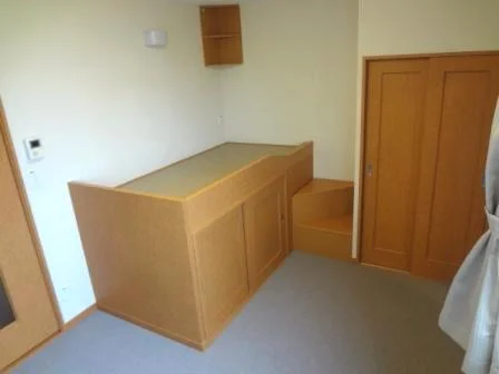 洋室約６帖、備え付けベッド