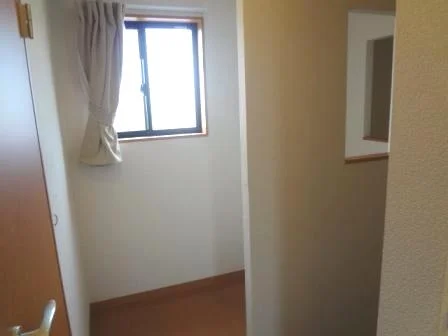 階段横　収納スペース有り