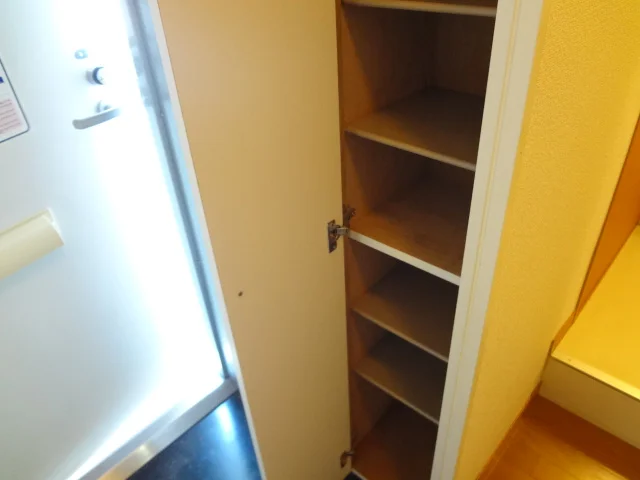 玄関横に下駄箱あります。