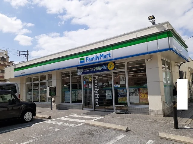 ファミリーマート識名三丁目店まで560m