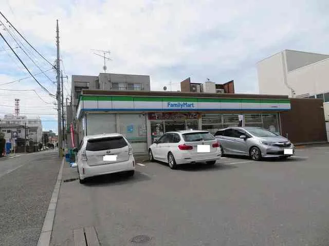 ファミリーマートまで260m