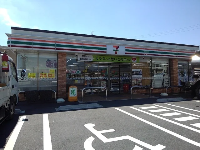 セブンイレブン小古曽東店まで600m