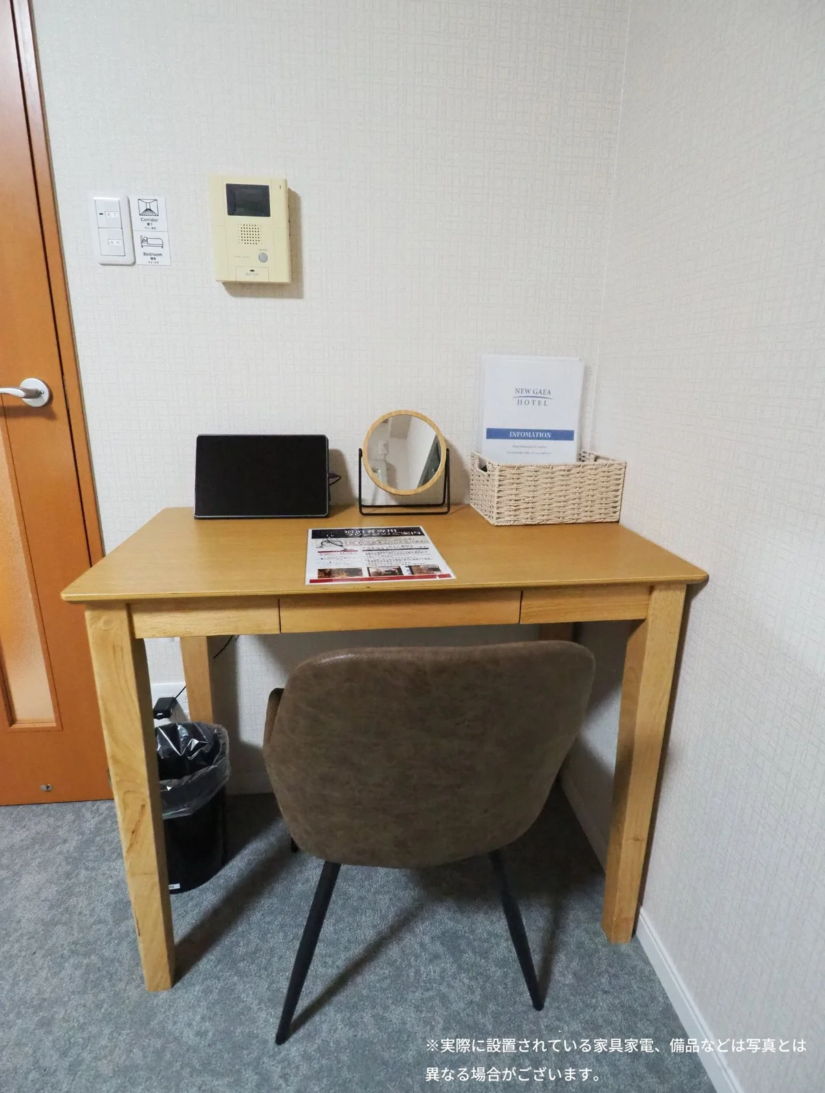 デスクワークやメイクなどにご利用できる机・イス(お部屋によりデザイン等異なります)