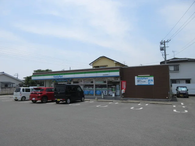 ファミリーマートまで850m